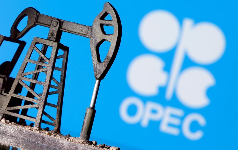 &copy; Reuters. FILE PHOTO: A 3D printed oil pump jack in front of the OPEC logo