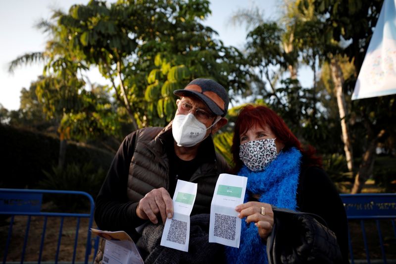 &copy; Reuters. Vaccinated seniors attend a show at Tel Aviv park