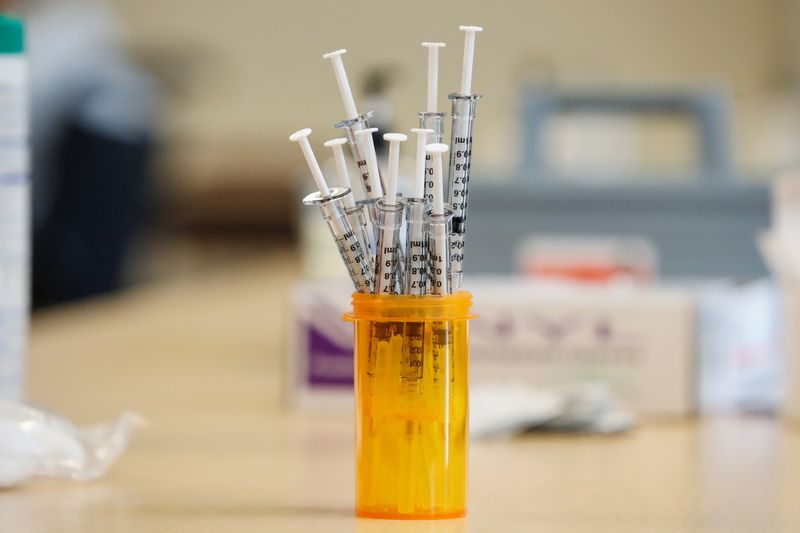 &copy; Reuters. Senior citizens receive vaccinations against coronavirus disease in Evanston