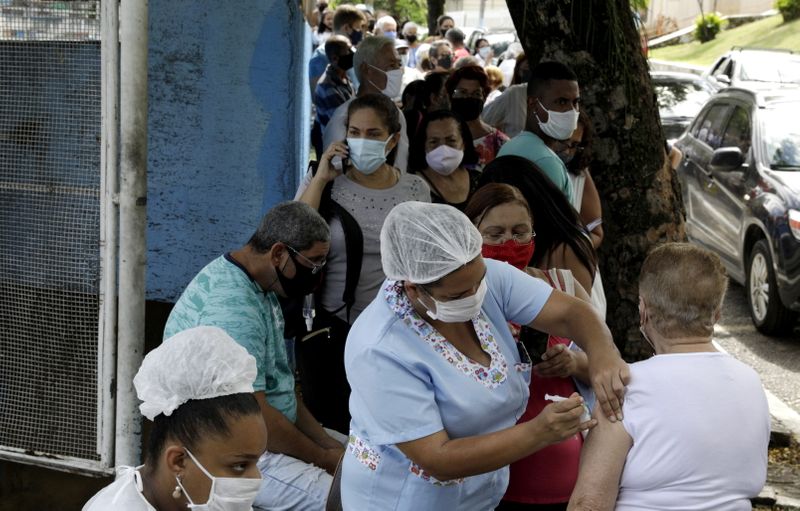 &copy; Reuters. Vacinação contra Covid-19 em São Gonçalo (RJ)