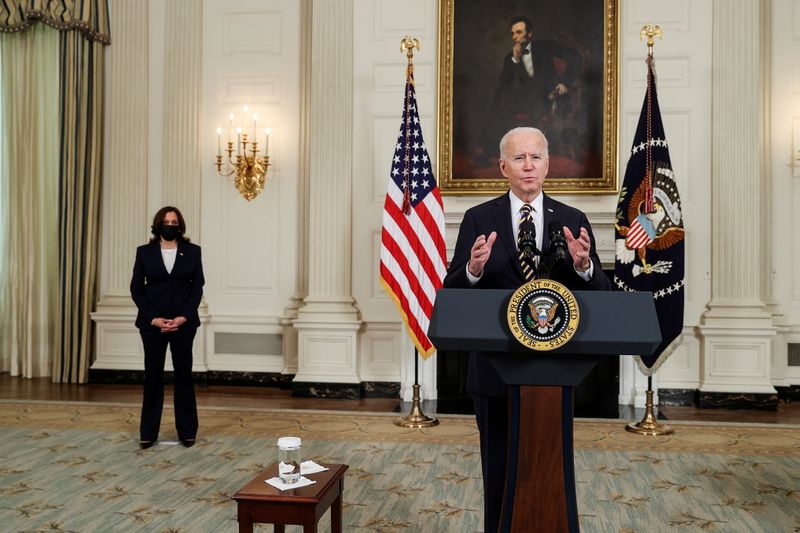 © Reuters. U.S. President Biden signs an executive order on the economy at the White House in Washington