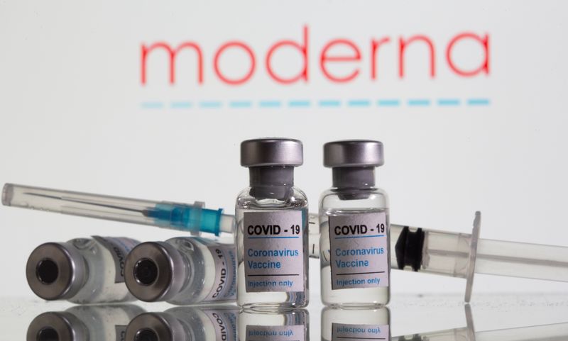 &copy; Reuters. Frascos rotulados como de vacinas contra Covid-19 em frente ao logo da Moderna em foto de ilustração