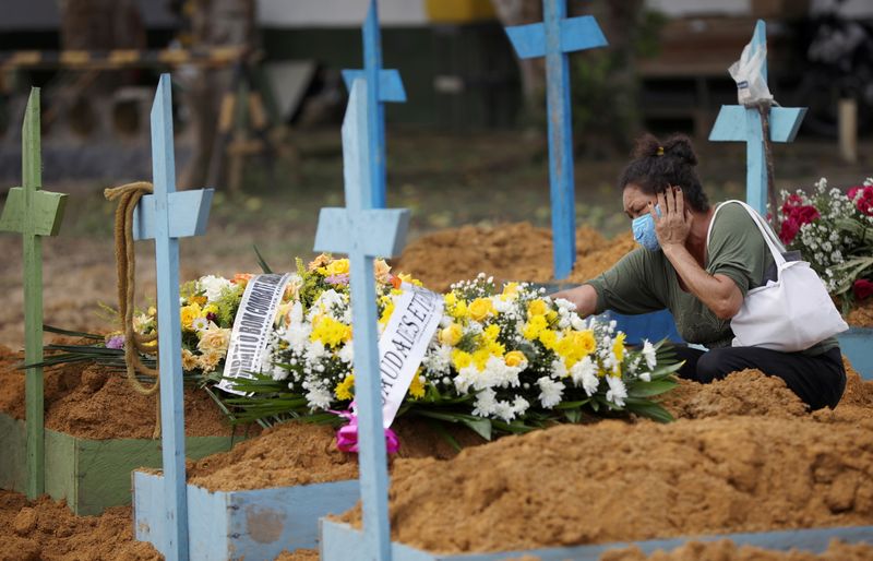 &copy; Reuters. Enterro de vítima da Covid-19 em Manaus (AM)
