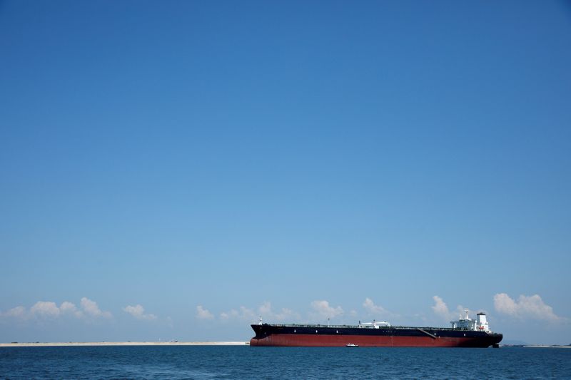 &copy; Reuters. FILE PHOTO: An oil tanker is pictured in the waters off Tuas in Singapore