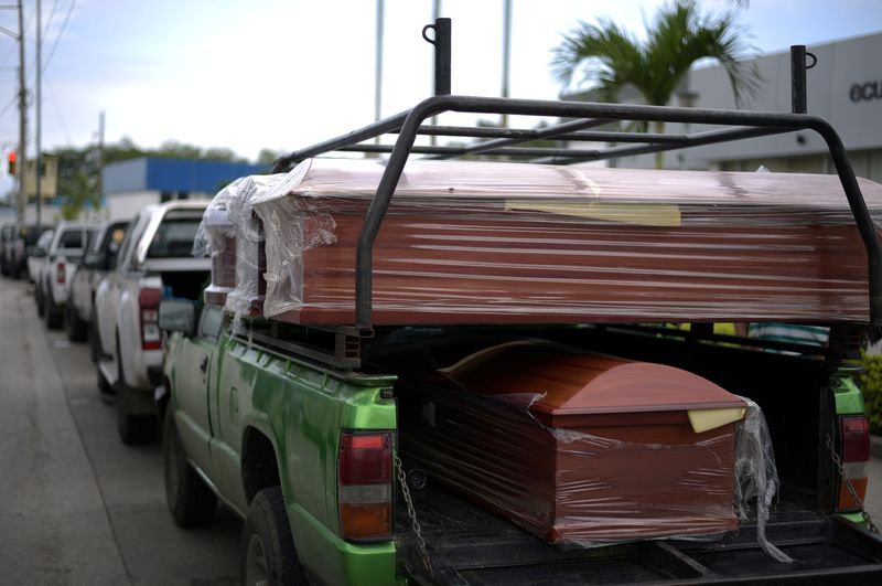 &copy; Reuters. Caixões no Instituto Médico Legal em Guayaquil após mortes em prisões