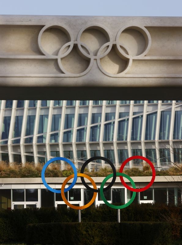 &copy; Reuters. المنظمون يحذرون من التجمعات الكبيرة خلال مسيرة الشعلة الأولمبية
