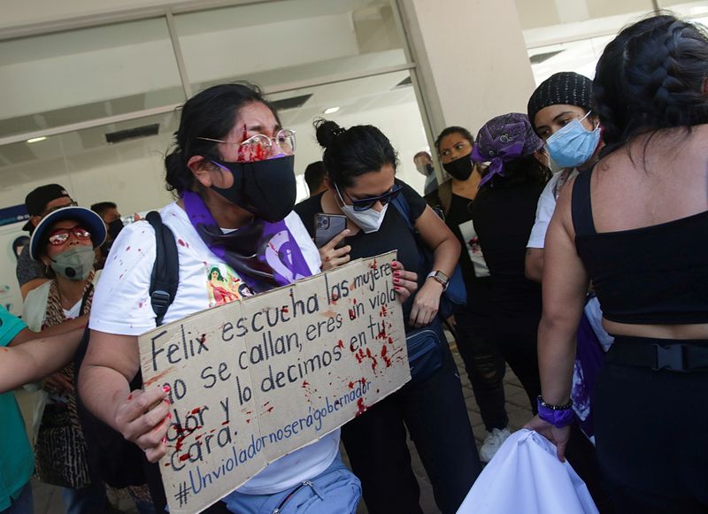 &copy; Reuters. اشتباكات بين محتجين بالمكسيك وسط غضب من دعم الرئيس لمرشح متهم بالاغتصاب