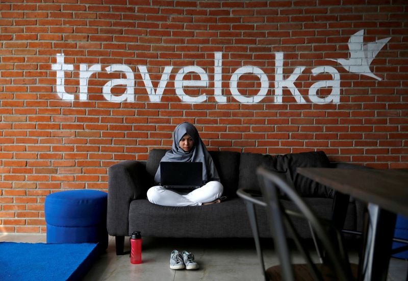 &copy; Reuters. FILE PHOTO: An employee of Traveloka works at the company&apos;s headquarters in Jakarta