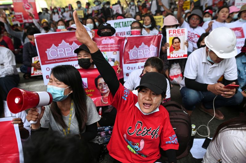 &copy; Reuters. اشتباكات بين معارضي انقلاب ميانمار ومؤيديه وخطط لمزيد من الاحتجاجات