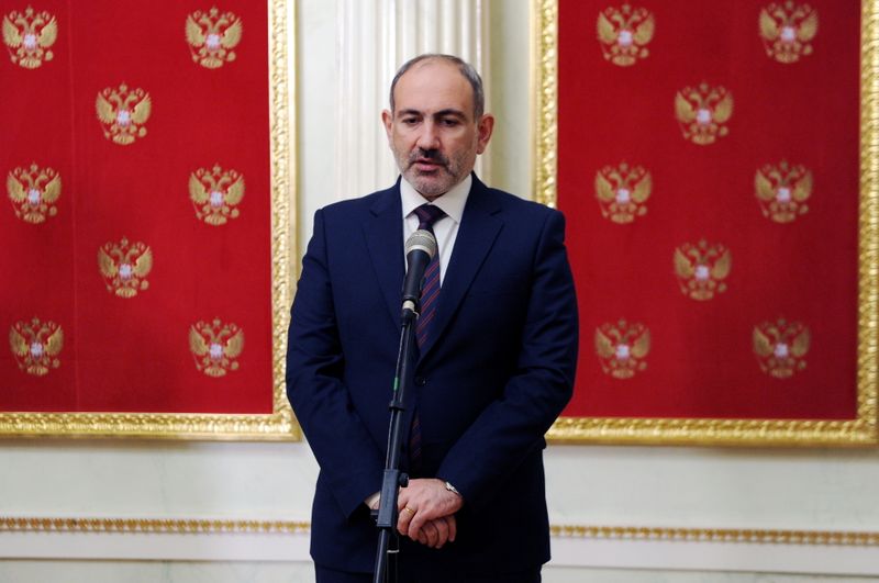 &copy; Reuters. رئيس وزراء أرمينيا يقول إن مطالبة الجيش له بالاستقالة محاولة انقلاب