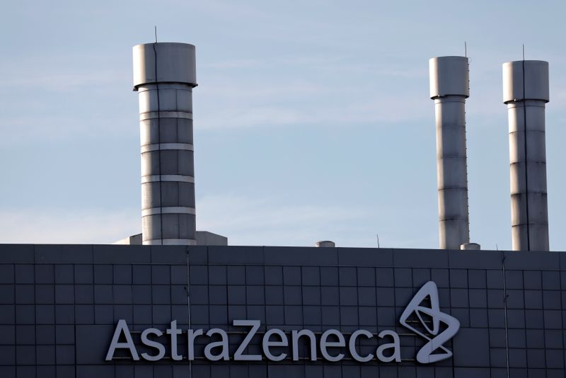 &copy; Reuters. Il logo AstraZeneca presso uno stabilimento a Dunkirk