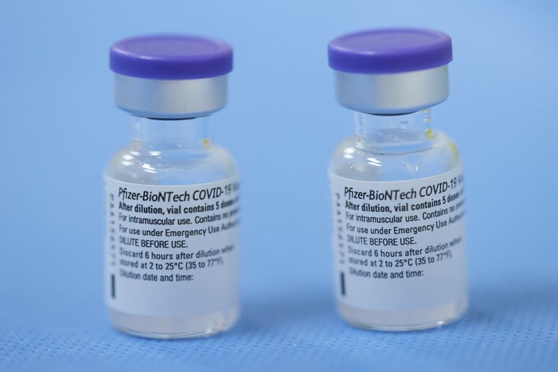 &copy; Reuters. Due fiale con il vaccino contro Covid-19 di Pfizer/BioNTech