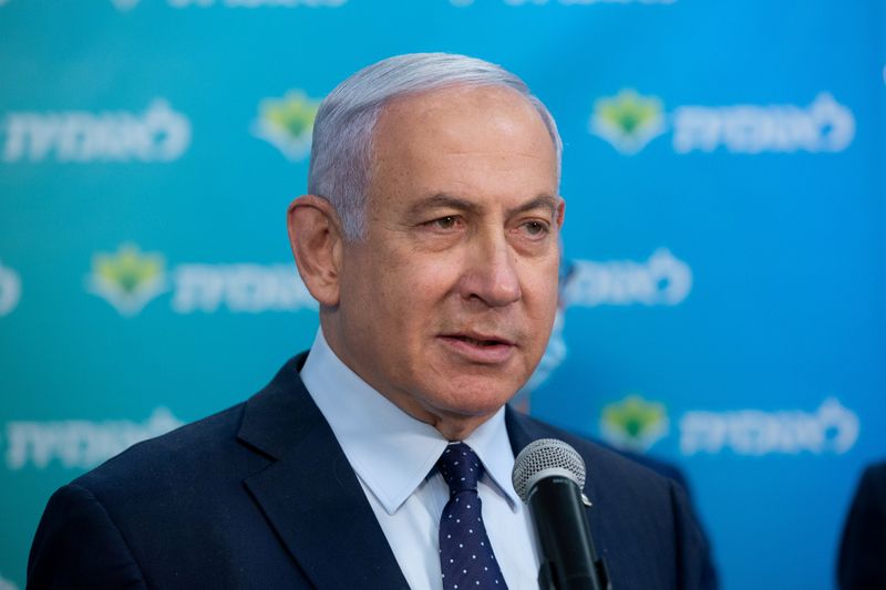 © Reuters. FILE PHOTO: Israeli Prime Minister Benjamin Netanyahu meets the 4,000,000 person vaccinated in Israel