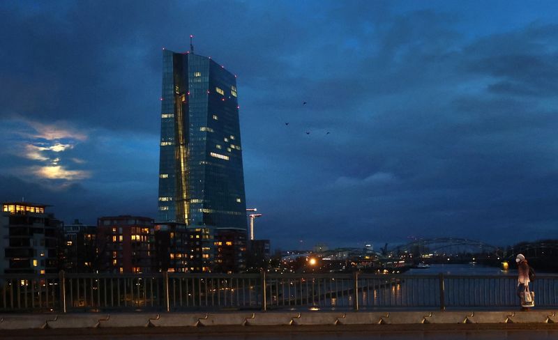 © Reuters. تباطؤ نمو إقراض شركات منطقة اليورو