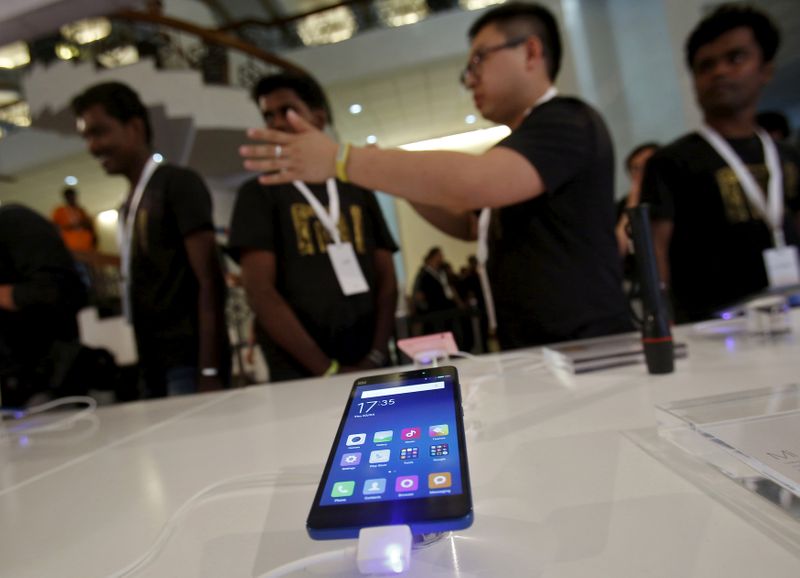 © Reuters. FILE PHOTO: A Xiaomi's Mi 4i phone is kept on display at the venue during its launch in New Delhi