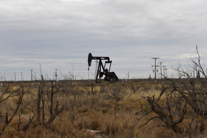 &copy; Reuters. FOTO DE ARCHIVO: Una zona de producción de petróleo y gas natural de la Cuenca Pérmica, Texas, Estados Unidos