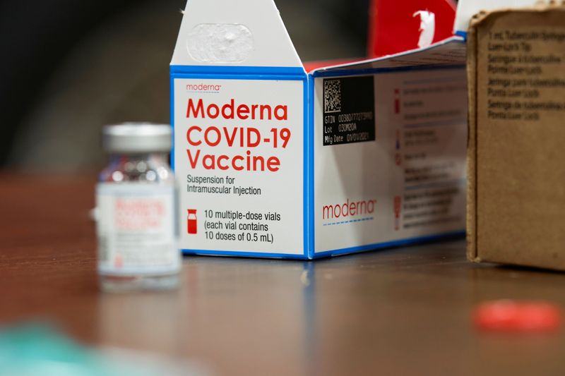 &copy; Reuters. FILE PHOTO: People are inoculated against the coronavirus disease (COVID-19) in Arlington