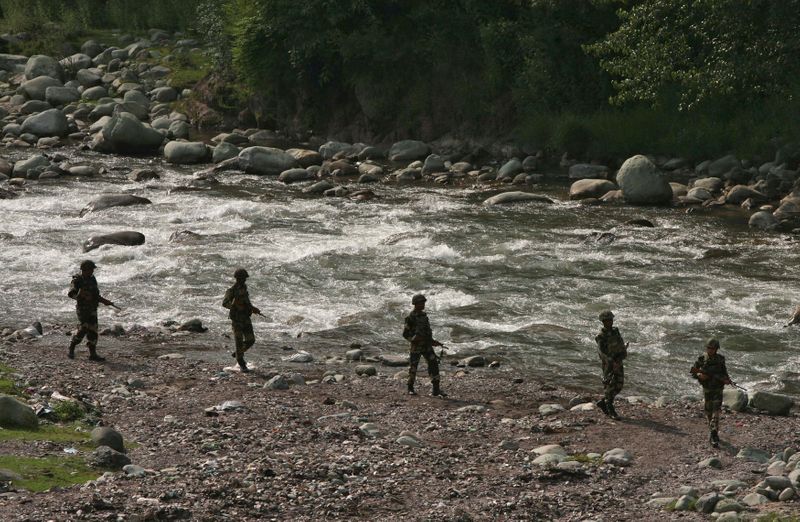 &copy; Reuters. Soldados indianos patrulham área da Linha de Controle na Caxemira, região de fronteira com o Paquistão