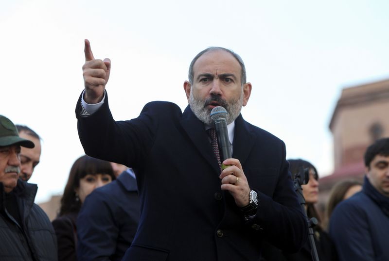 &copy; Reuters. رئيس وزراء أرمينيا يطالب الجيش بأن يؤدي مهمته ويقول الشعب هو من يقرر مستقبله