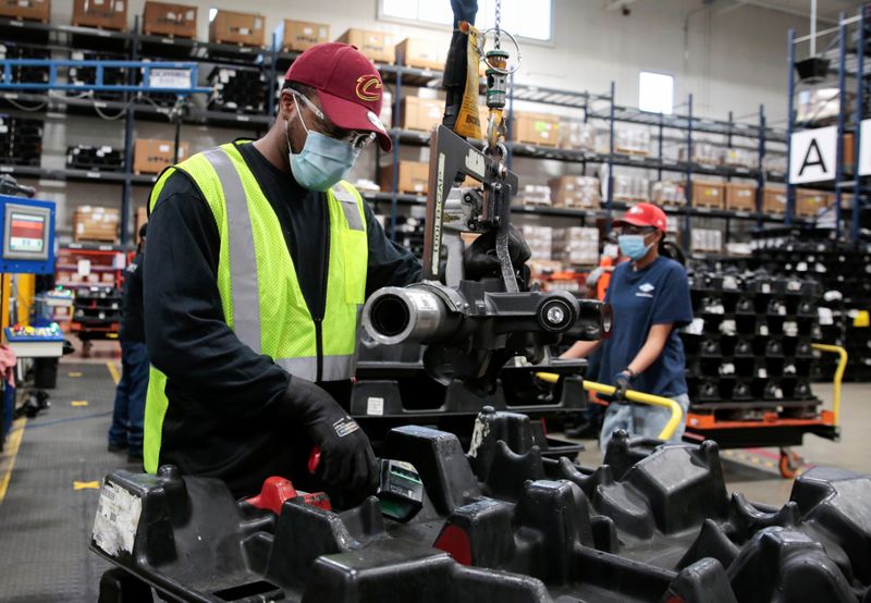 © Reuters. Dana Inc. assembly technician Brandon Green wears a face mask as he works to assemble axles for automakers, amid the coronavirus disease (COVID-19) outbreak, in Toledo