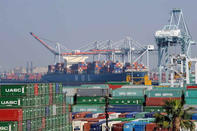 © Reuters. Vista do porto de Los Angeles, na Califórnia