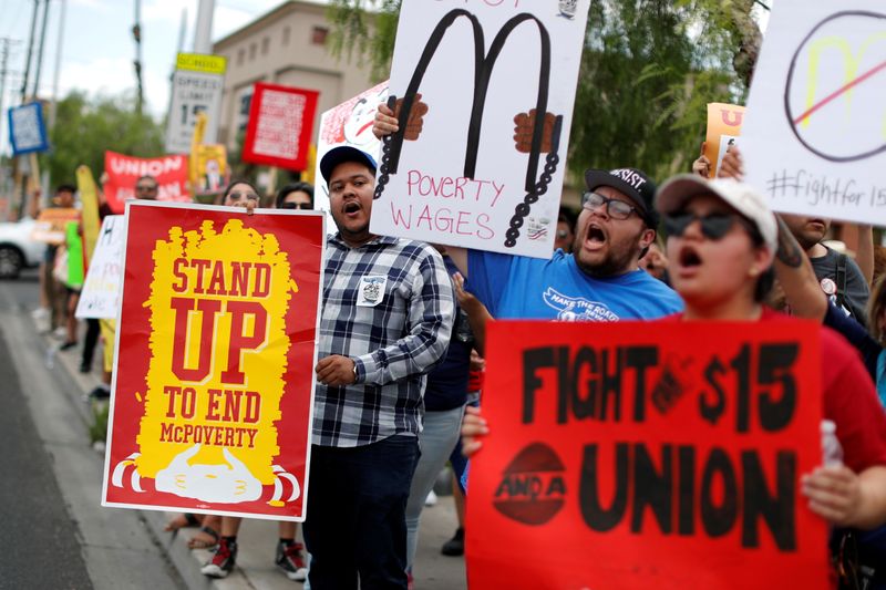 &copy; Reuters. FILE PHOTO: Striking McDonalds workers demonstate demanding a $15 minimum wage in Las Vegas