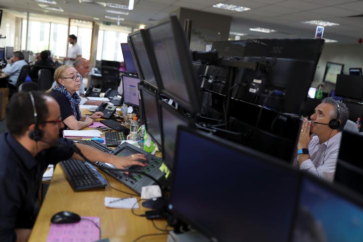 &copy; Reuters. IMAGEN DE ARCHIVO. Operadores trabajan en la correduría Necton durante una sesión de la Bolsa B3 en Sao Paulo, Brasil