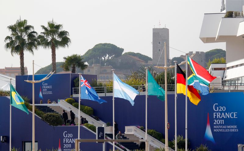 © Reuters. Bandeiras de países do G20 durante cúpula do grupo em Cannes, França