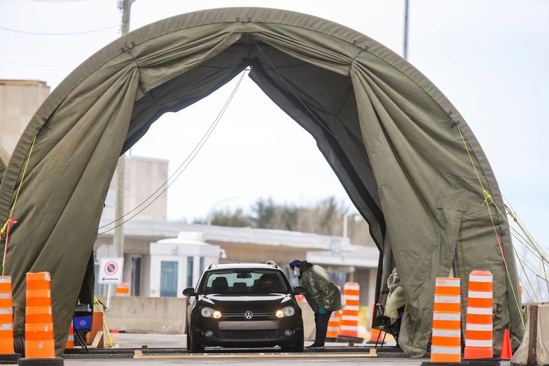 &copy; Reuters. FILE PHOTO: Travellers enter a tent erected to perform the COVID-19 molecular test at a border crossing in Quebec