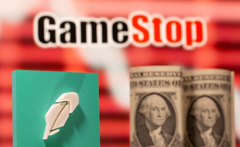 &copy; Reuters. FILE PHOTO: A 3d printed Robinhood logo and one dollar banknotes are seen in front of displayed GameStop logo