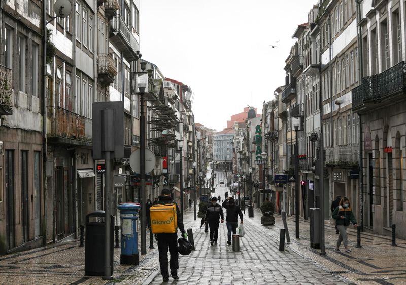 &copy; Reuters. Pedestres caminham em rua do centro da cidade do Porto durante lockdown