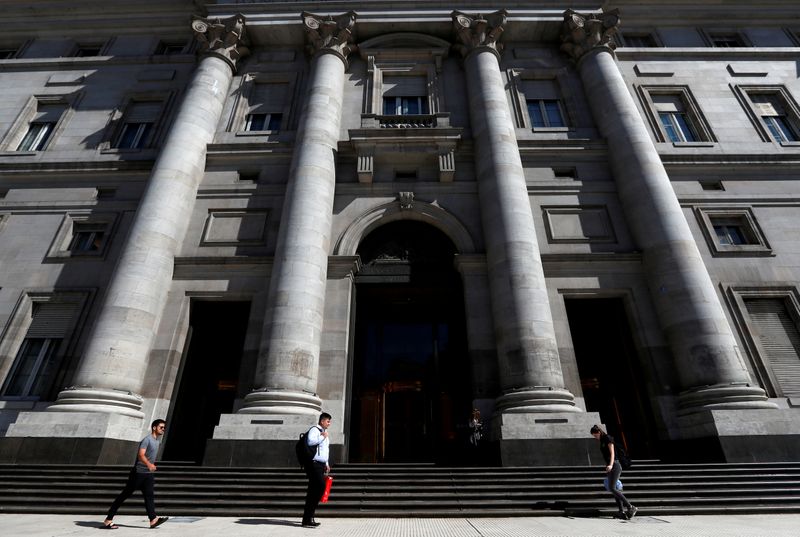 &copy; Reuters. FILE PHOTO: Pedestrians walk past the facade of Argentina&apos;s Banco Nacion (National Bank), in Buenos Aires