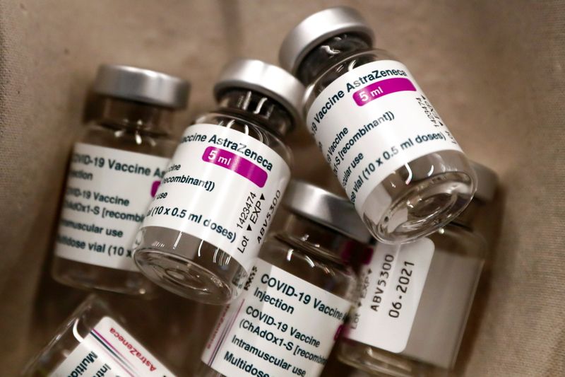 &copy; Reuters. Recipientes vazios da vacina da AstraZeneca em posto de vacinação em Madri