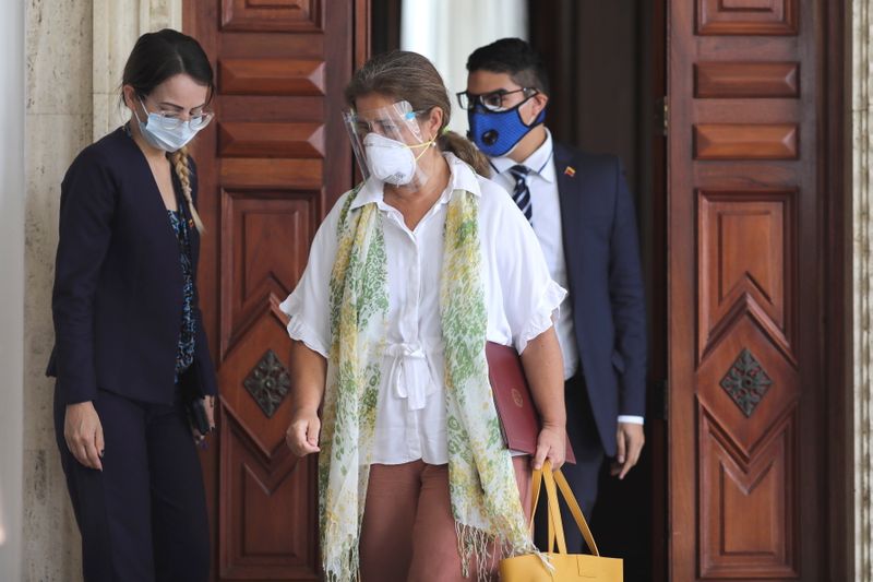 &copy; Reuters. IMAGEN DE ARCHIVO. La jefa de la delegación de la Unión Europea en Venezuela, Isabel Brilhante Pedrosa, abandona la sede del Ministerio de Relaciones Exteriores tras una reunión con el canciller, Jorge Arreaza (quien no aparece en la fotografía), en C