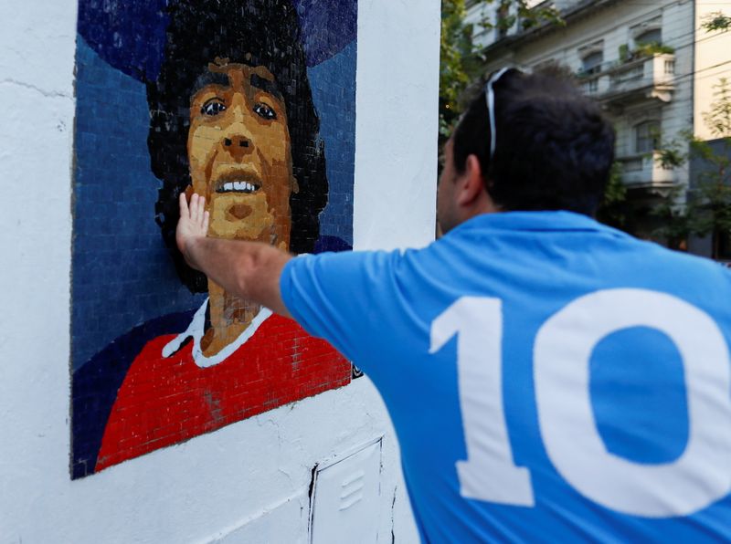 &copy; Reuters. Maradona&apos;s fans remember the idol with a colorful memorial in Buenos Aires