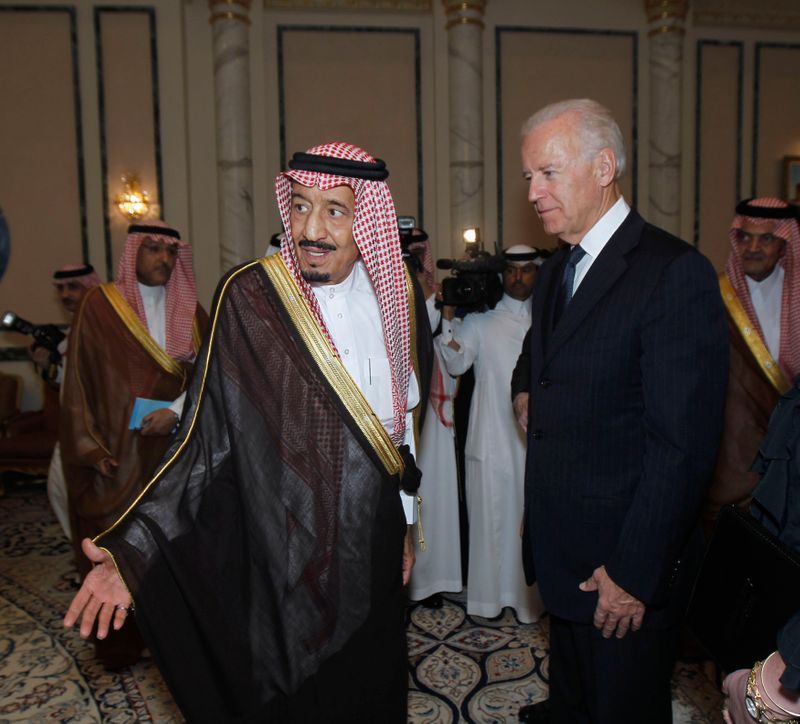 © Reuters. U.S. Vice President Joe Biden offers his condolences to Prince Salman bin Abdel-Aziz, upon the death of on his brother Saudi Crown Prince Sultan bin Abdul-Aziz Al Saud, in Riyadh