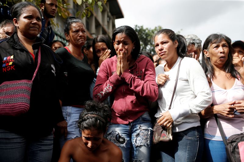 &copy; Reuters. Foto de archivo de familiares de prisioners fuera del centro de detención de la Policía Nacional en Caracas en medio de una revuelta en el lugar