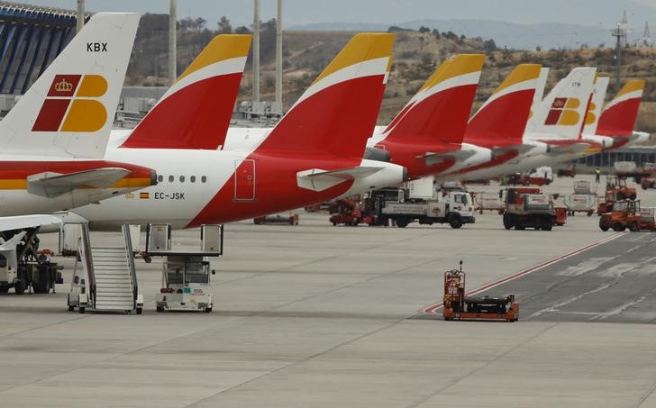&copy; Reuters. Aviones de pasajeros de la aerolínea española Iberia estacionados en la pista del aeropuerto Adolfo Suárez Barajas en Madrid