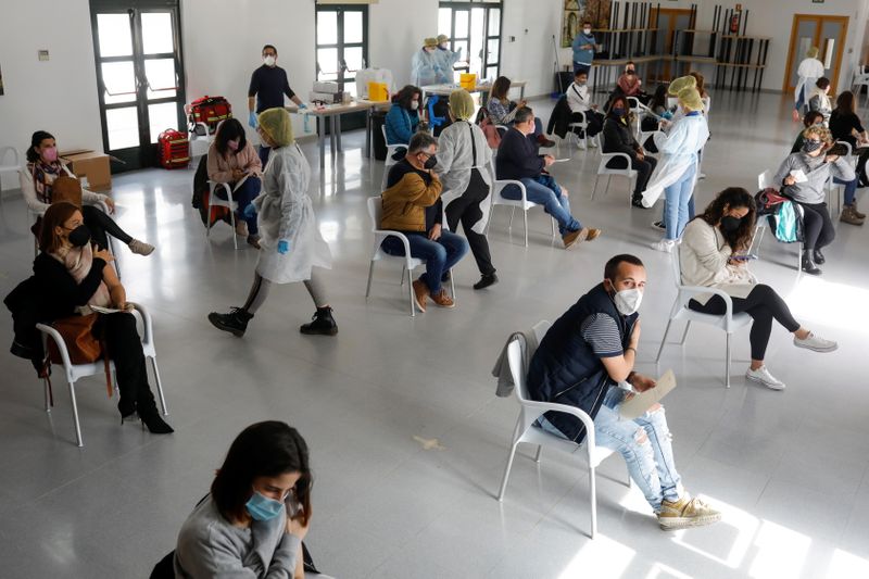 &copy; Reuters. Profesores a la espera tras recibir la primera dosis de la vacuna de AstraZeneca contra el coronavirus (COVID-19) durante una campaña de vacunación para profesores en Ronda