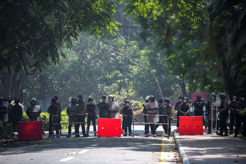 &copy; Reuters. شرطة ميانمار تداهم حيا يشهد احتجاجات والبنك الدولي يرفض طلبات تمويل بعد الانقلاب