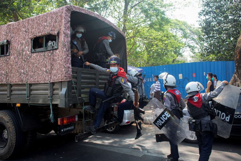 &copy; Reuters. ミャンマー警察、日本人ジャーナリスト拘束　ヤンゴンの抗議デモで