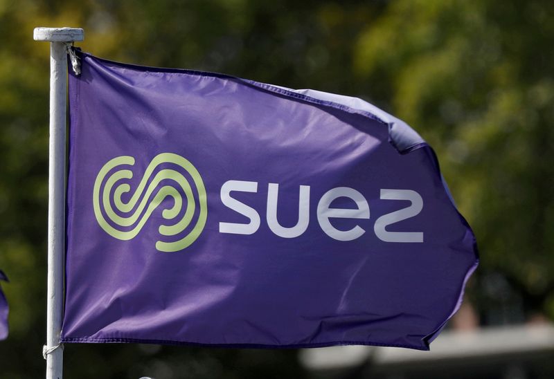 &copy; Reuters. Una bandiera con il logo Suez a Parigi
