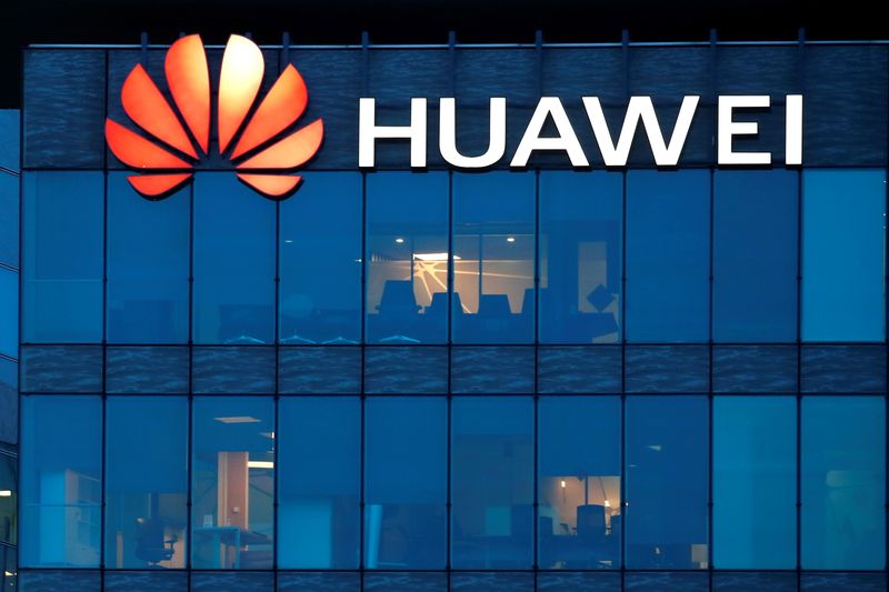 &copy; Reuters. Il logo Huawei Technologies presso gli uffici a Boulogne-Billancourt, vicino Parigi