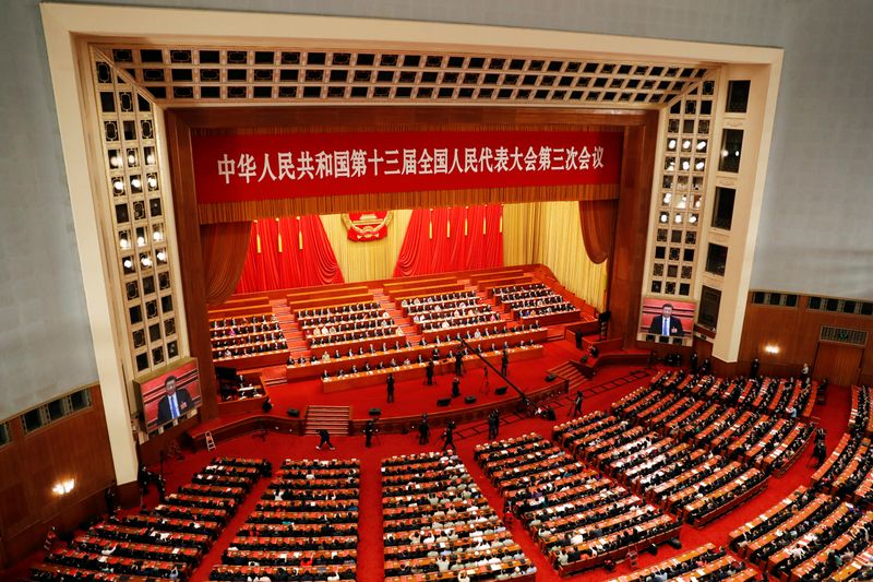 &copy; Reuters. FILE PHOTO: Chinese officials and delegates attend the closing session of NPC in Beijing