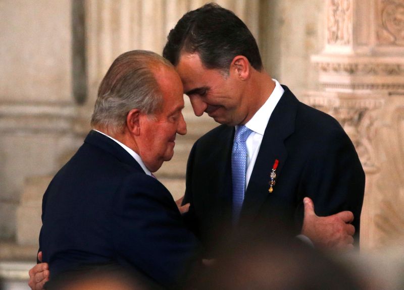 &copy; Reuters. FOTO DE ARCHIVO: El actual rey de España, Felipe, y su padre Juan Carlos en Madrid