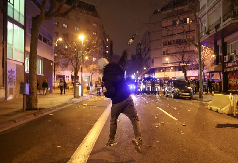 &copy; Reuters. Un manifestante lanza una botella hacia la policía durante una protesta en apoyo al cantante de rap Pablo Hasel, después de que se le impusiera una condena acusado de enaltecimiento del terrorismo e insultos a la realeza en sus canciones, en Barcelona