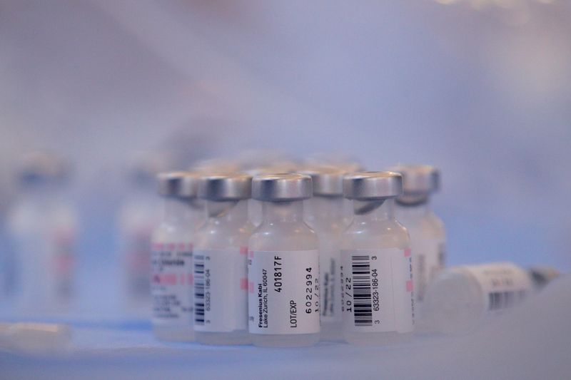 &copy; Reuters. Frascos da vacina Pfizer-BioNTech contra Covid-19 em centro de vacinação em Nova York