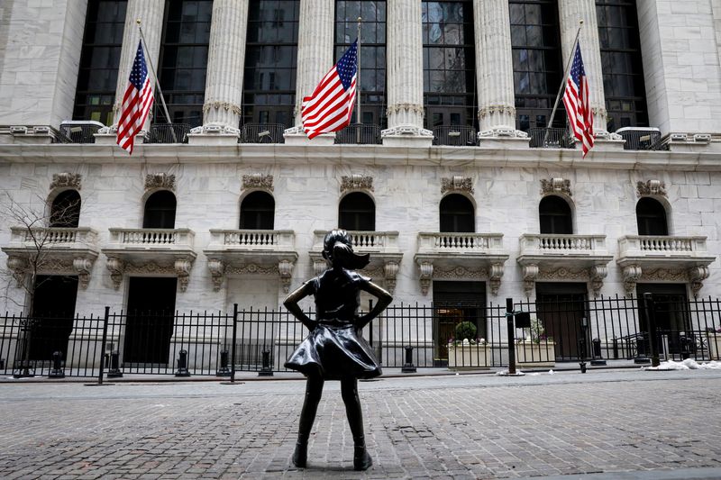 &copy; Reuters. The Fearless Girl statue is seen outside the NYSE is seen in New York