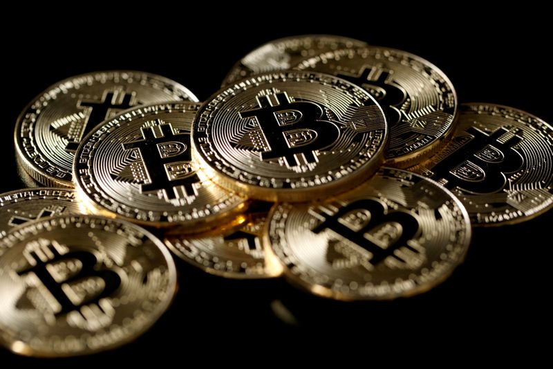 © Reuters. FILE PHOTO: A collection of Bitcoin (virtual currency) tokens are displayed in this picture illustration