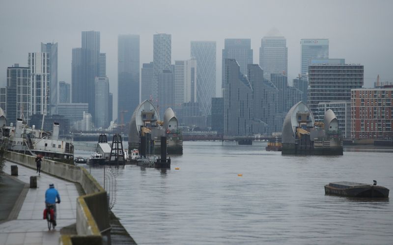 &copy; Reuters. Edificios en el distrito de negocios de Canary Wharf, durante la epidemia de coronavirus (COVID-19), en Londres